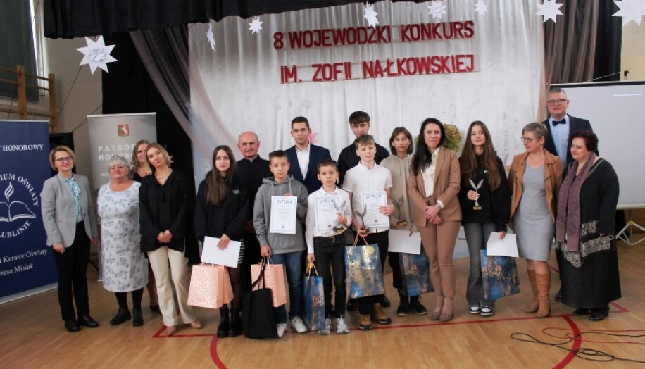 Zdjęcie przedstawia finalistów i organizatorów VIII Wojewódzkiego Konkursu im. Zofii Nałkowskiej
