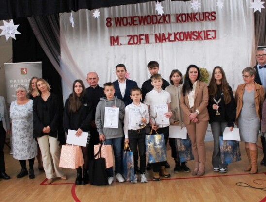 Zdjęcie przedstawia finalistów i organizatorów VIII Wojewódzkiego Konkursu im. Zofii Nałkowskiej