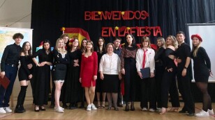 Uczniowie VIII LO biorący udział w corocznym Spotkaniu z językiem hiszpańskim i kulturą Hiszpanii