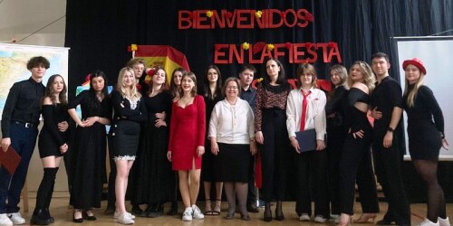 Uczniowie VIII LO biorący udział w corocznym Spotkaniu z językiem hiszpańskim i kulturą Hiszpanii